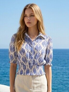 woman's short-sleeve collared top with a shirred, elasticized waist. Medium Size